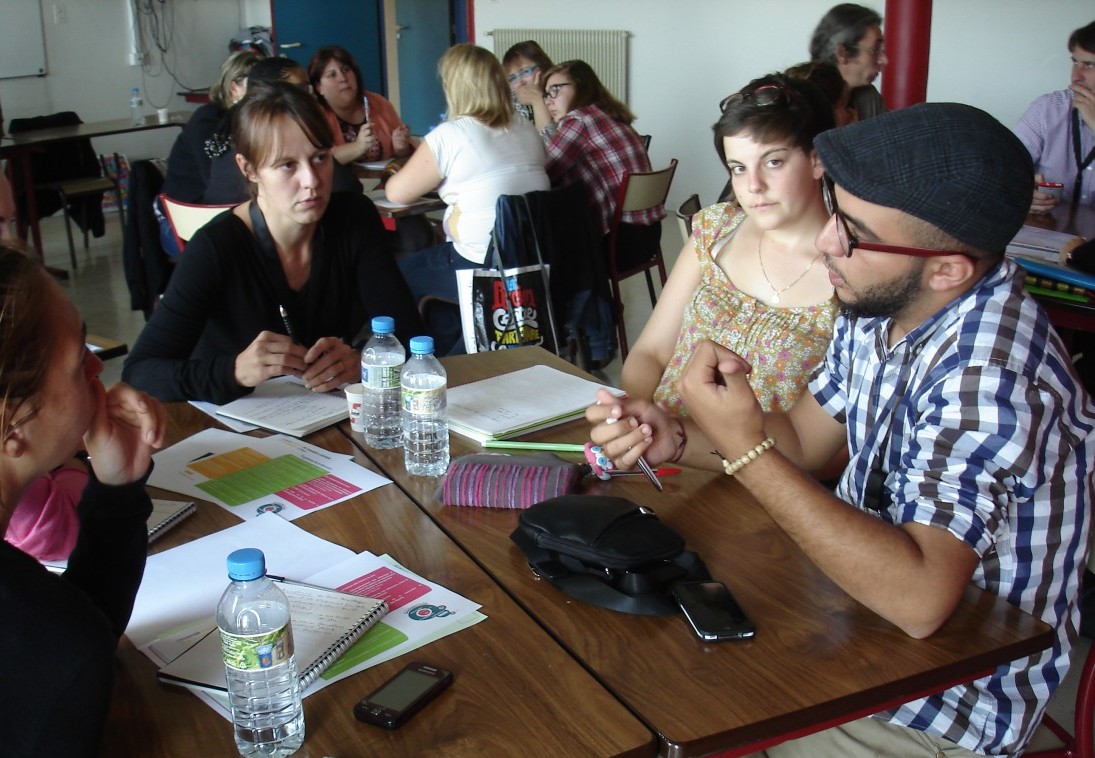 Stagiaires BAFD en petit groupe de travail