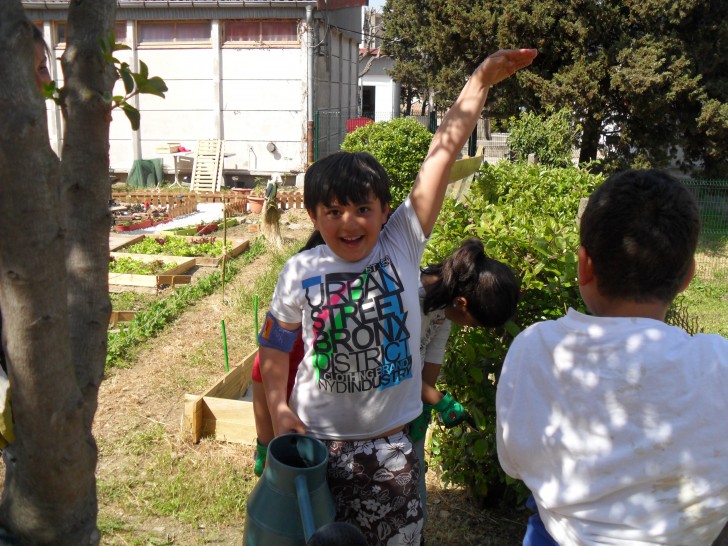 Enfants en activité jardinage